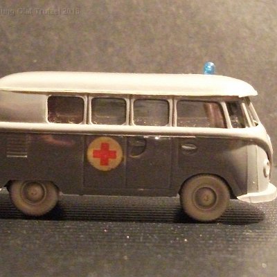 ww2-0320-10-a-vw-t1-bus-krankenwagen-staubgrau-abziehbild-rotes-kreuz-060090-top-dscf7247