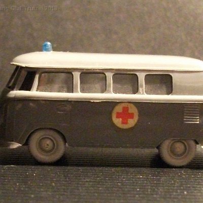 ww2-0320-10-a-vw-t1-bus-krankenwagen-staubgrau-abziehbild-rotes-kreuz-060090-top-dscf7249