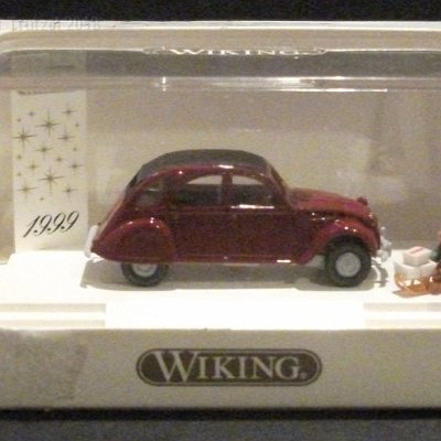 ww2-0798-03-34-weihnachtsmodell-1999-citroen-2cv-ente-mit-figur-in-pcbox-015-dscf1812