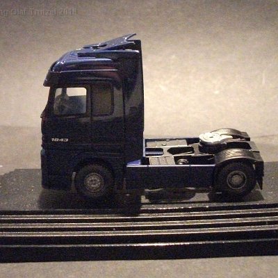 ww3-mb080 -mercedes-actros-1843-enzianblau-pc-box-018-dscf4873