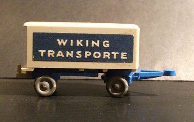 WW1-0541-01-M-Anhaenger-Wiking-Transporte-sw-himmelblau-3W-ohne-Tueren-020030-DSCF0352
