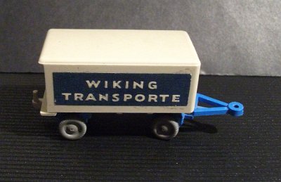 WW1-0541-01-M-Anhaenger-Wiking-Transporte-sw-himmelblau-3W-ohne-Tueren-020030-DSCF0353