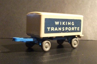 WW1-0541-01-M-Anhaenger-Wiking-Transporte-sw-himmelblau-3W-ohne-Tueren-020030-DSCF0356